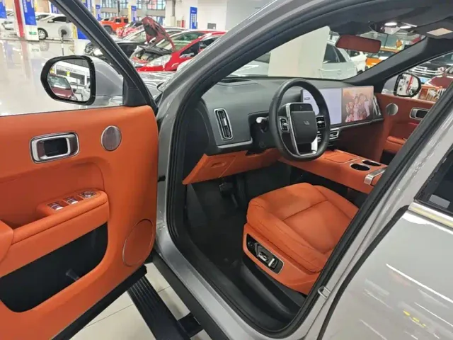 Li Auto L8 — Фото автомобиля 15