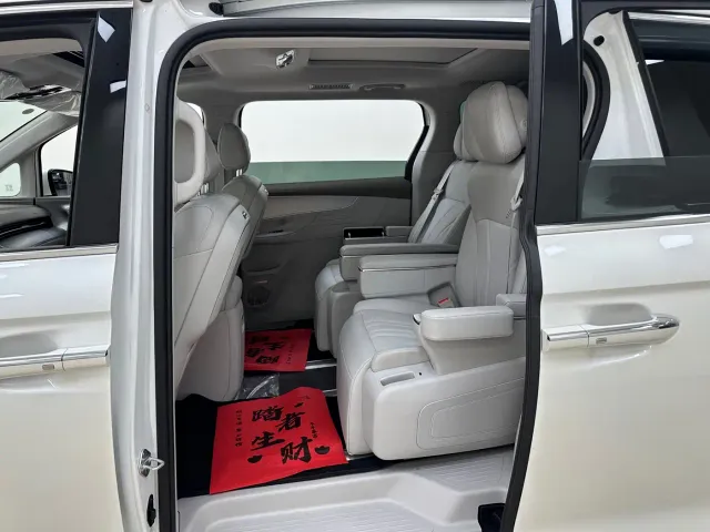 Roewe iMAX8 — Фото автомобиля 16