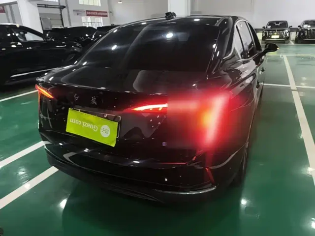 Hongqi E-QM5 — Фото автомобиля 7