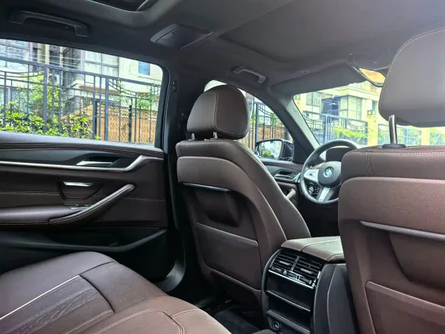 BMW 5 Series — Фото автомобиля 10