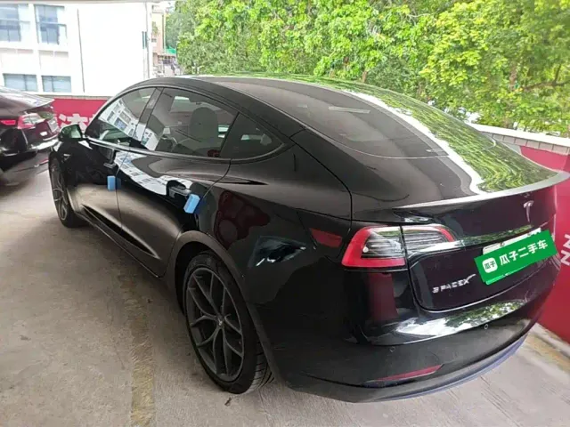 Tesla Model 3 — Фото автомобиля 4