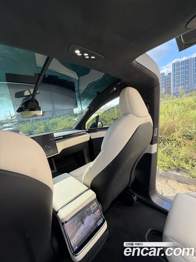 Tesla Model X — Фото автомобиля 7