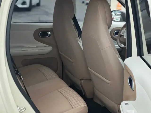 Wuling Motors Hongguang MINIEV 2026 Model Four-Door High-End Edition — Фото автомобиля 6