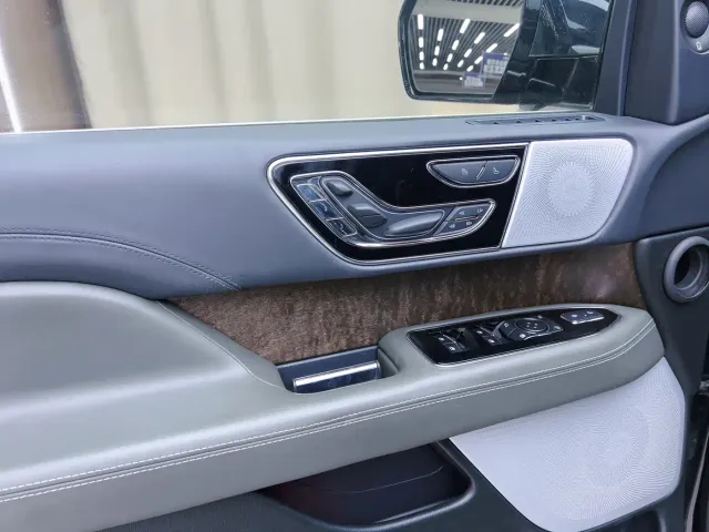 Lincoln Navigator — Фото автомобиля 10