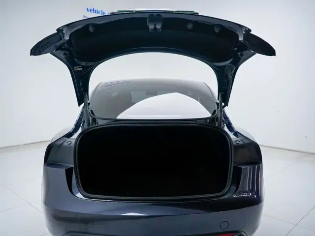Tesla Model 3 — Фото автомобиля 9