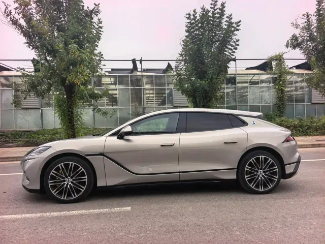 Denza Z9GT — Фото автомобиля 8