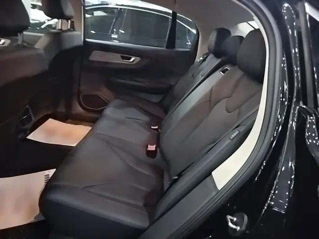 Hongqi E-QM5 — Фото автомобиля 16