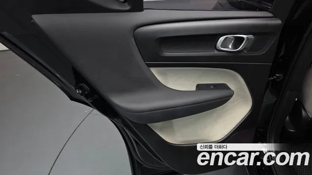 Volvo XC40 — Фото автомобиля 24