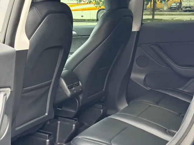 Tesla Model Y — Фото автомобиля 9