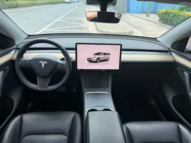 Tesla Model Y — Фото автомобиля 5
