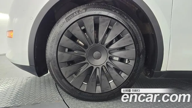 Tesla Model Y — Фото автомобиля 5