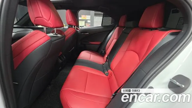 Lexus UX — Фото автомобиля 11