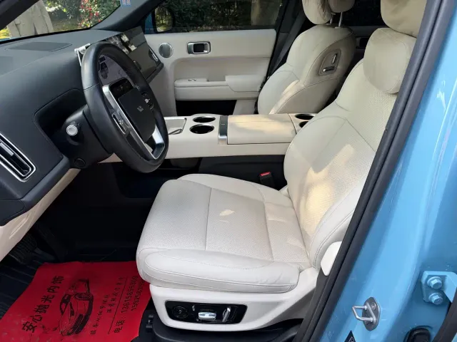 Li Auto L8 — Фото автомобиля 15