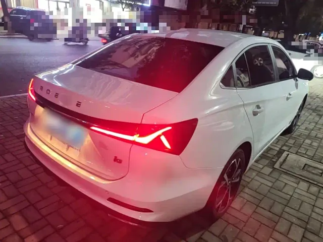 Roewe i5 — Фото автомобиля 6