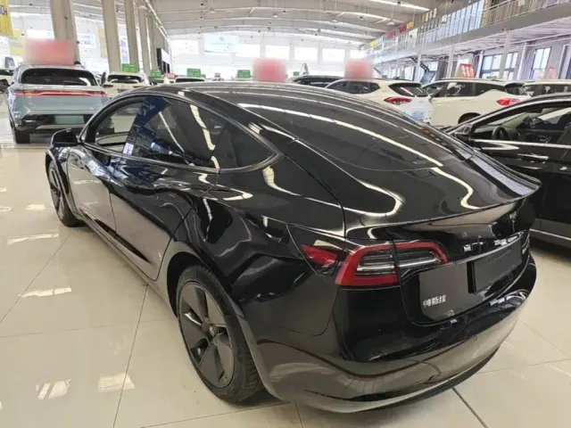 Tesla Model 3 — Фото автомобиля 4