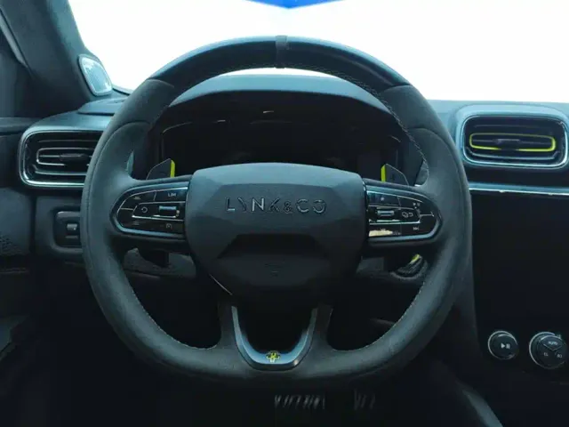 Lynk & Co 03 — Фото автомобиля 15