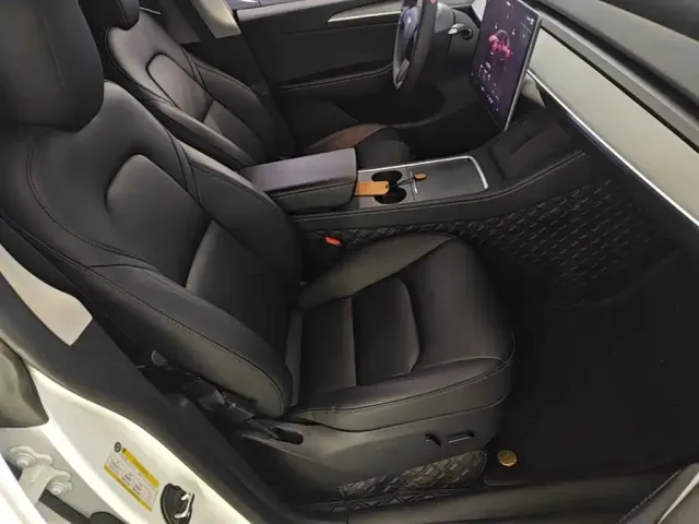 Tesla Model Y — Фото автомобиля 24