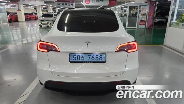 Tesla Model Y — Фото автомобиля 10