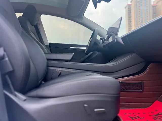 Tesla Model Y — Фото автомобиля 9
