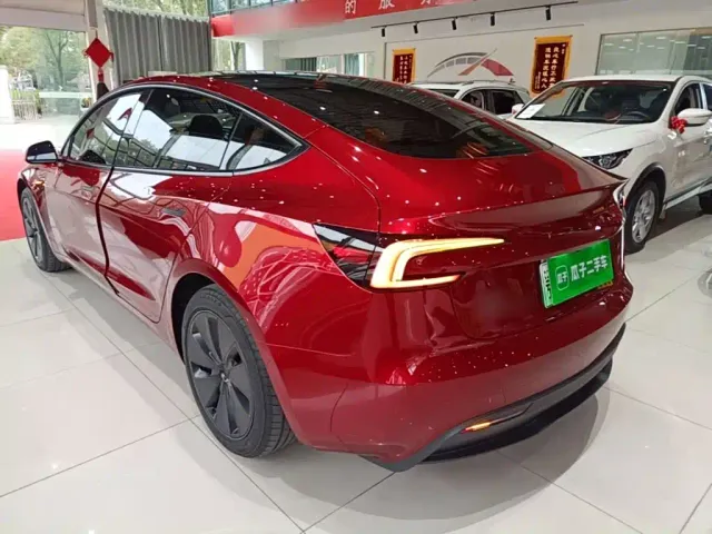 Tesla Model 3 — Фото автомобиля 4
