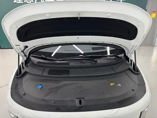 Li Auto i8 — Фото автомобиля 5