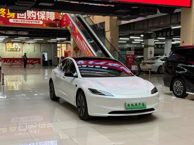 Tesla Model 3 — Фото автомобиля 7