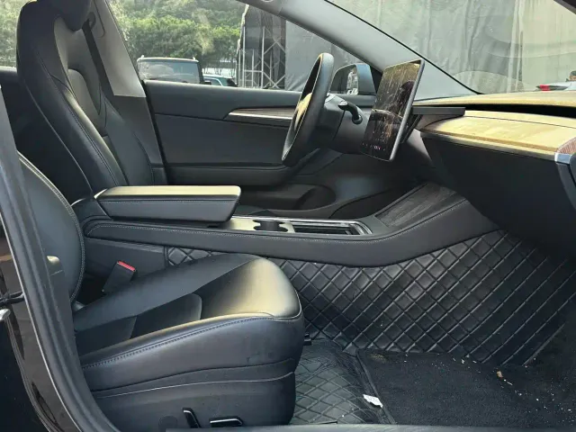 Tesla Model 3 — Фото автомобиля 16