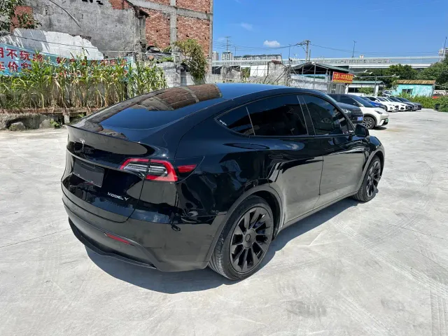 Tesla Model Y — Фото автомобиля 5