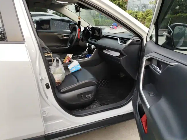 Toyota RAV4 — Фото автомобиля 19