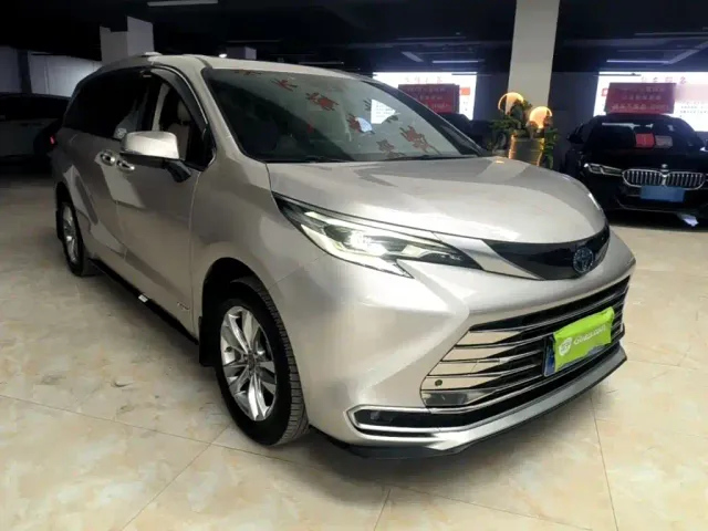 Toyota Sienna — Фото автомобиля 3