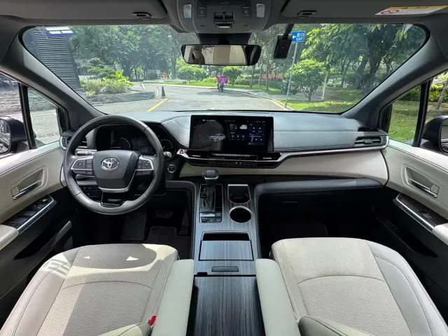 Toyota Sienna — Фото автомобиля 12