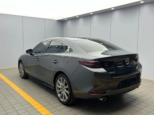 Mazda Axela — Фото автомобиля 4