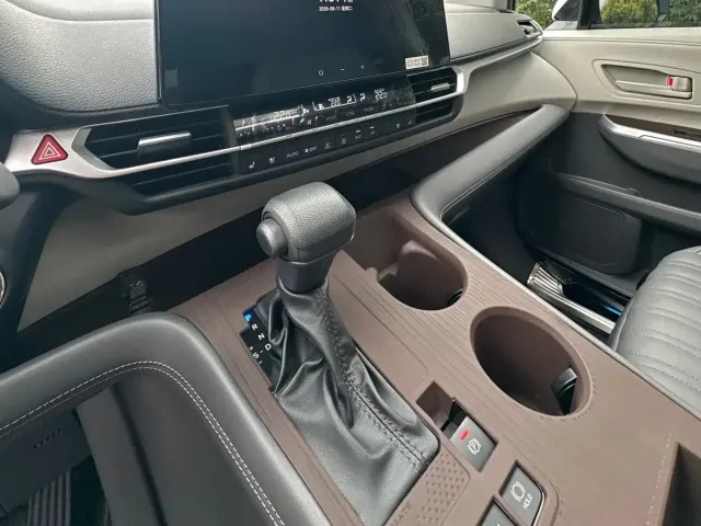 Toyota Granvia 2024 2.5L Hybrid Comfort — Фото автомобиля 14