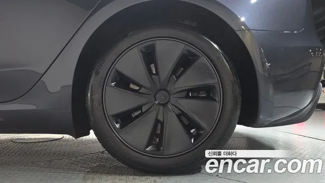 Tesla Model 3 — Фото автомобиля 6