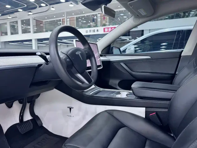 Tesla Model Y — Фото автомобиля 11