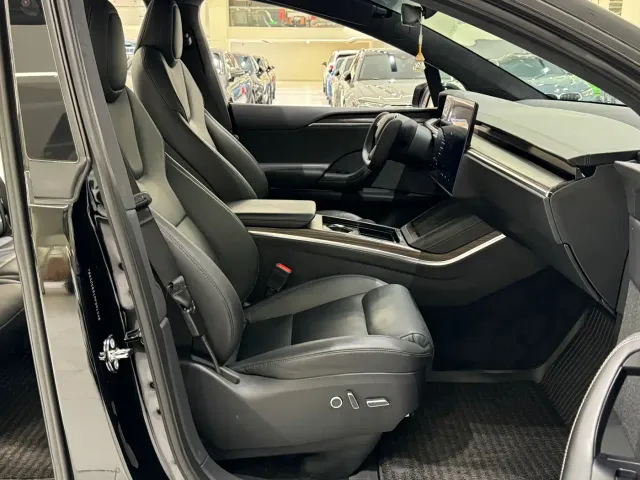 Tesla Model X — Фото автомобиля 10