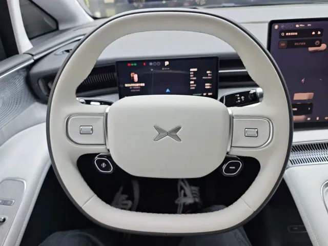 Xpeng X9 — Фото автомобиля 15
