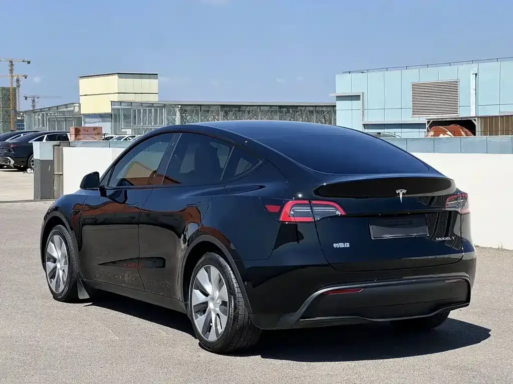 Tesla Model Y 2022 Facelift Rear-Wheel Drive Version — Фото автомобиля 2