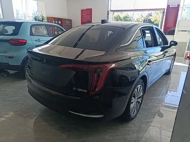 Hongqi E-QM5 — Фото автомобиля 6