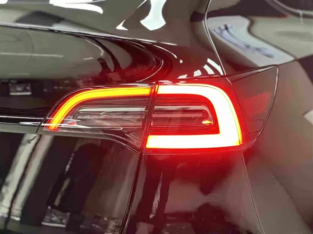 Tesla Model Y — Фото автомобиля 8