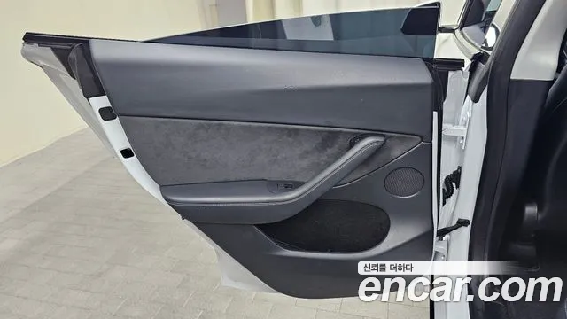 Tesla Model Y — Фото автомобиля 14