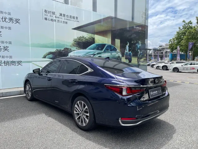 Lexus ES — Фото автомобиля 16