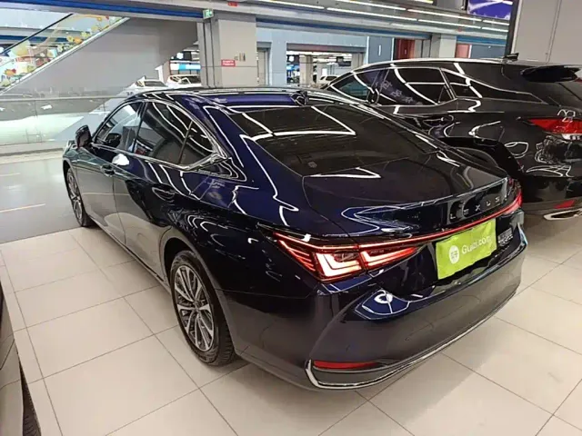 Lexus ES — Фото автомобиля 4