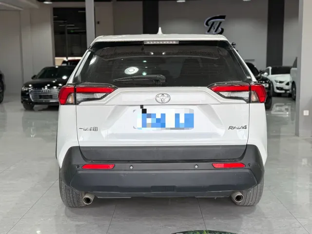 Toyota RAV4 — Фото автомобиля 12