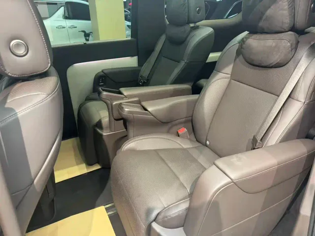Li Auto MEGA — Фото автомобиля 10