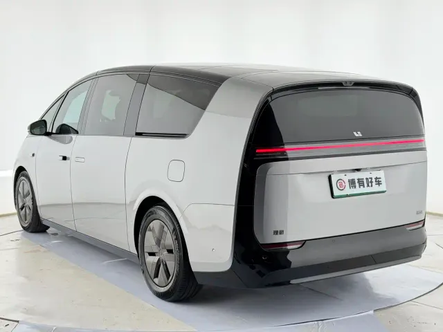 Li Auto MEGA — Фото автомобиля 18