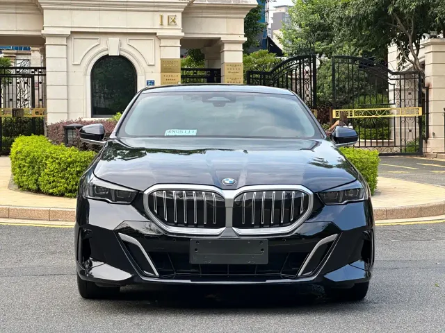 BMW 5 Series — Фото автомобиля 2