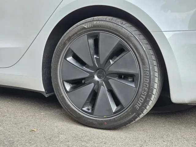 Tesla Model 3 — Фото автомобиля 9