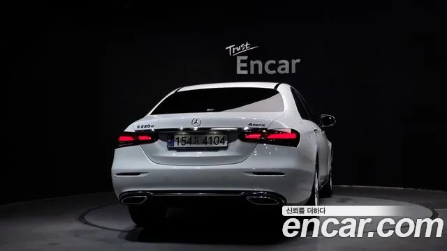 Mercedes-Benz E-Class — Фото автомобиля 4
