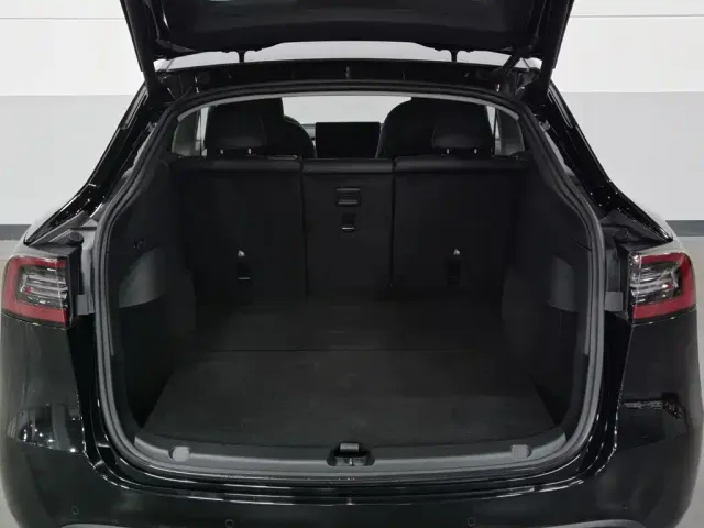 Tesla Model Y — Фото автомобиля 16